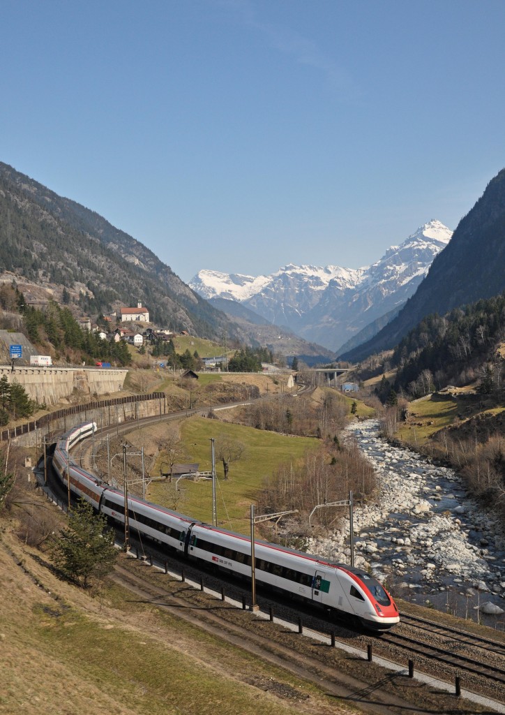 Ein ICN (RABDe 500) fährt am 20.03.2015 zum Zeitpunkt der maximalen Sonnenfinsternis um 10:32 durch die Wattinger Kurve Richtung Norden. 