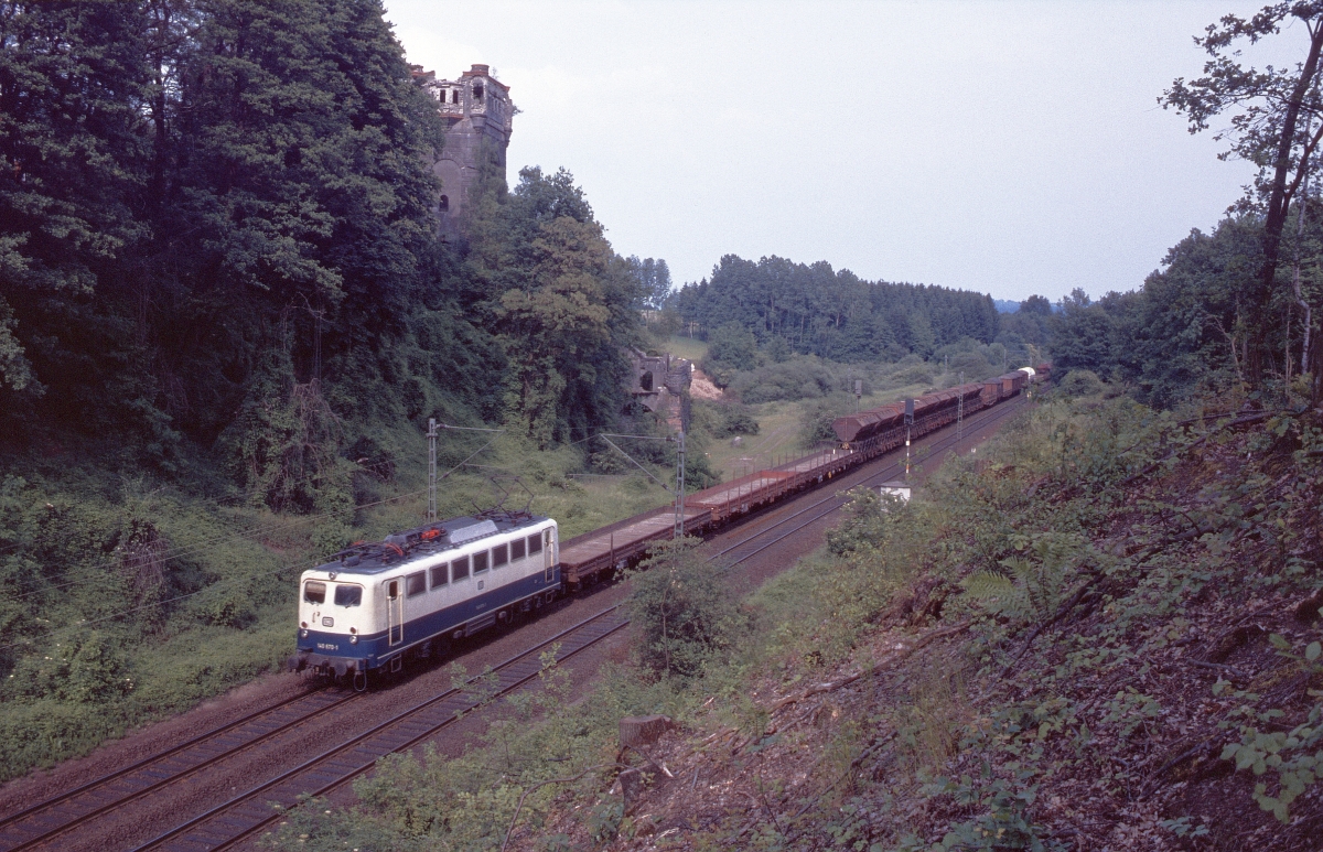 Ein illustrer Güterzug vergangener Zeiten mit 140 670 am Basaltwerk Steinau (25.4.1992).