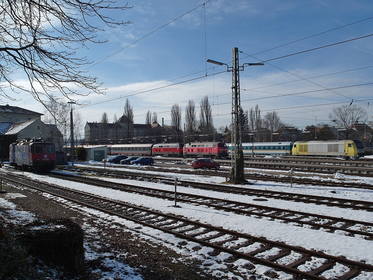 Ein Inselbahnhof - viele Gleise - vier Loks. Am 31.01.2015 waren in Lindau Hbf zusehen: Re 421 394-8, die kurz zuvor den EC 193, Zürich - München, nach Lindau brachte, 218 343-2 und 218 491-9, die den IC 118, Salzburg - Münster (Westfalen) übernommen haben und eine ER 20, die den ALX 29309 nach München zieht.