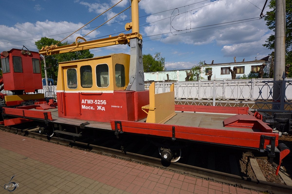 Ein Instangsetzungswagen für Oberleitungen im Eisenbahnmuseum am Rigaer Bahnhof von Moskau (Mai 2016)