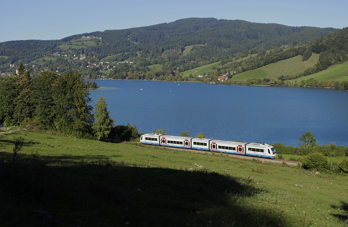 Ein Integral der Bayerischen Oberlandbahn fährt am 30.09.2018 den Schliersee entlang in Richtung München