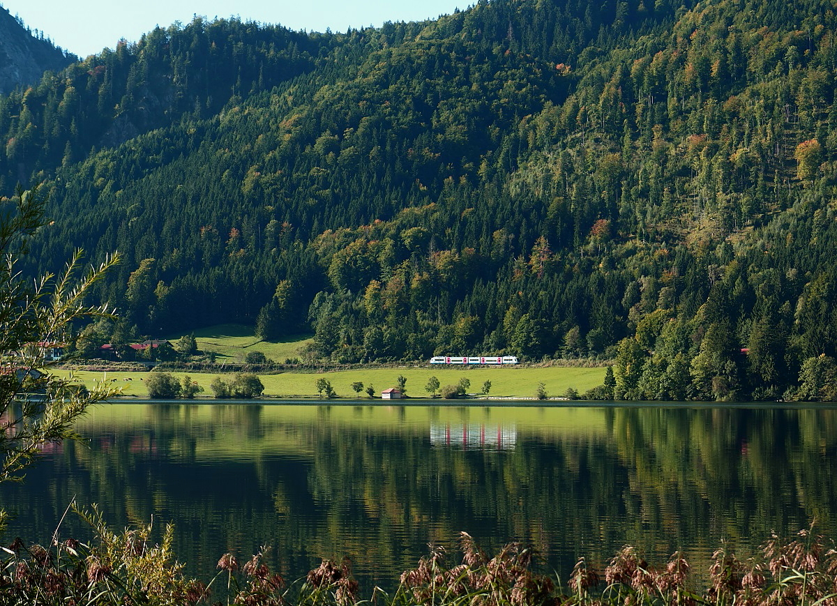 Ein Integral der BOB fährt am Morgen des 22.09.2017 am Schliersee entlang in Richtung München