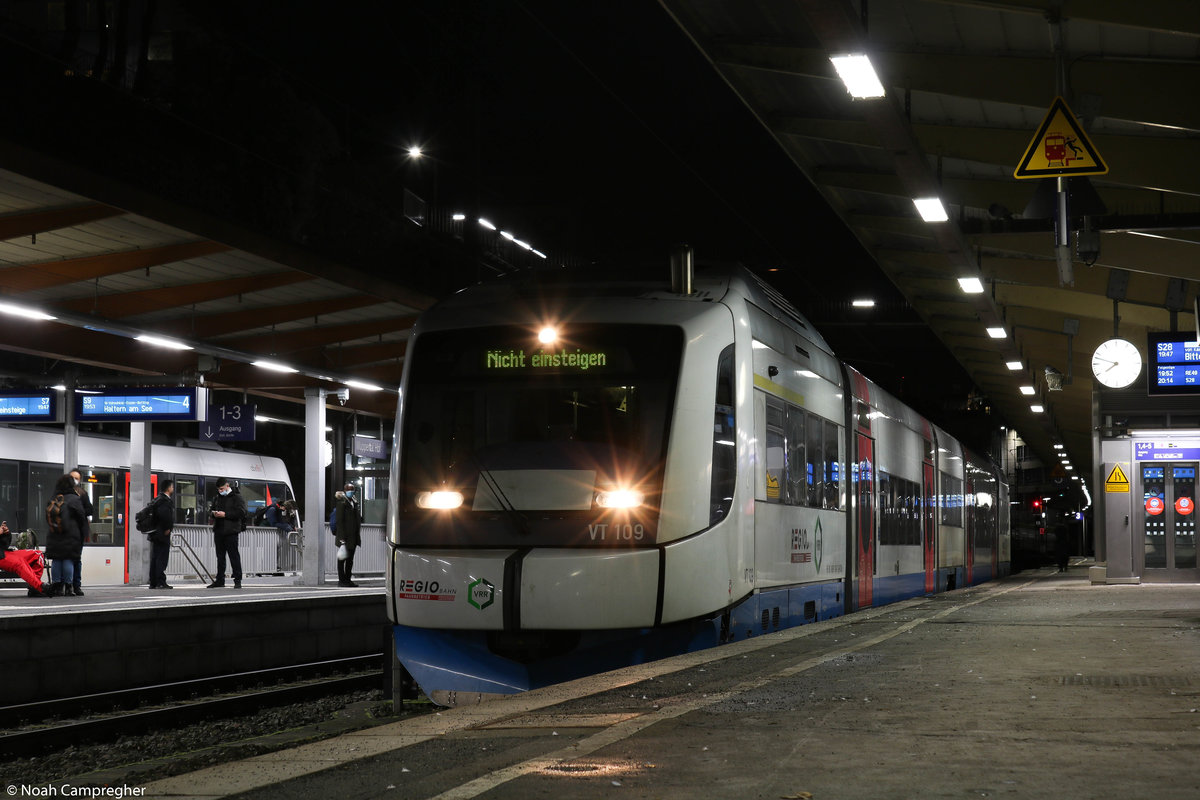 Ein Integral gerade aus Kaarst als S28 gekommen in Wuppertal Hbf.
19. Februar, Wuppertal