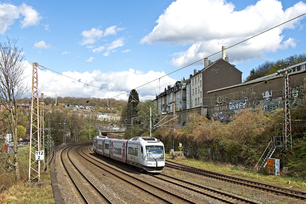 Ein Integral der Regiobahn als S28 kurz vor Wuppertal-Zoologischer Garten (07.04.2022, von der Tiergartentreppe aus aufgenommen)