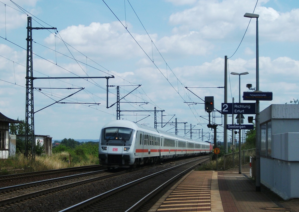 Ein Intercity, geschoben von 120 138-3 durchfhrt am 15.August 2013 den Bahnhof Seebergen Richtung Eisenach.