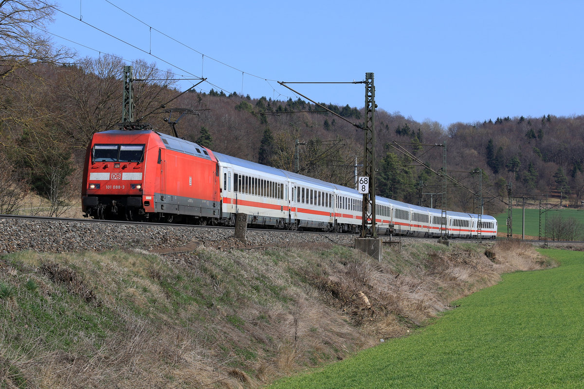 Ein Intercity, gezogen von 101 088-3 auf der Filstalbahn. 30.3.2017