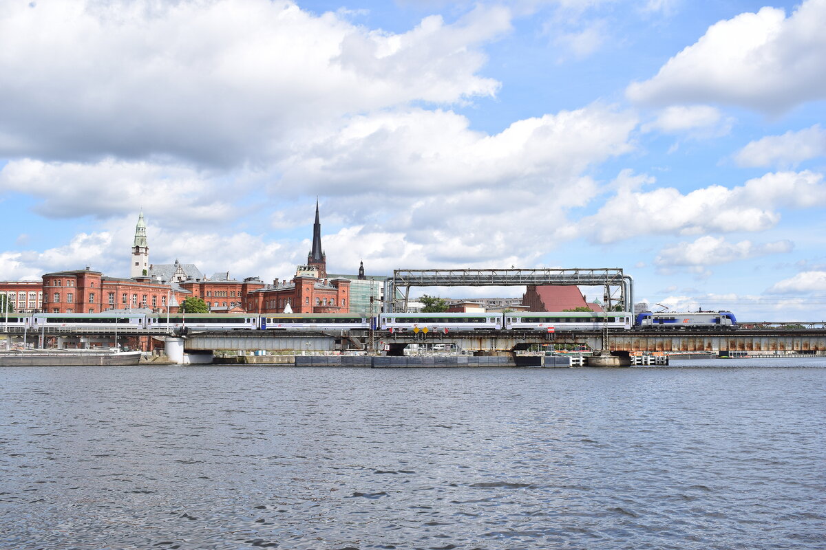 Ein Intercity hat soeben Szececin Glowny verlassen und überquert die Westoder.

Stettin 24.07.2023