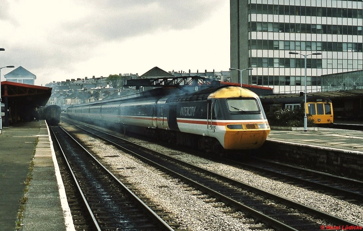 Ein Intercity mit HST power car 43182 an der Spitze verlt im April 1992 den Bahnhof Plymouth