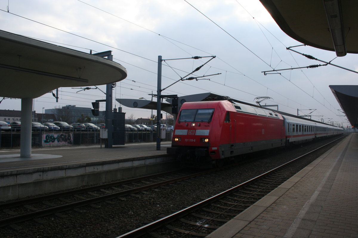 Ein Intercity nach Berlin fährt gerade in den Wolfsburger Hbf. u. a. mit 101 119-6 ein. Aufgenommen im März 2018