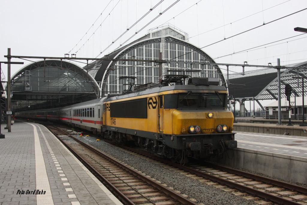 Ein Intercity nach Berlin Ostbahnhof, bespannt mit 1746 der NS, steht am 27.10.2014abfahrbereit im Centraal Bahnhof von Amsterdam.