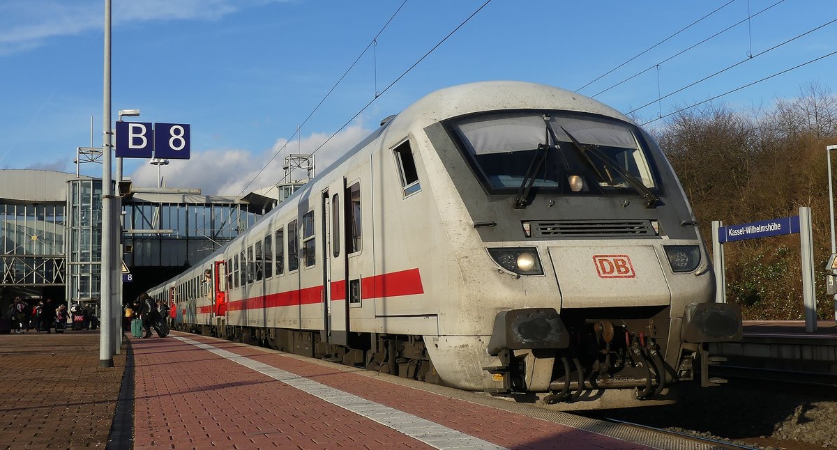 Ein Intercity nach Erfurt hält im Bahnhof Kassel Wilhelmshöhe. Aufgenommen am 29.12.2017 14:32 