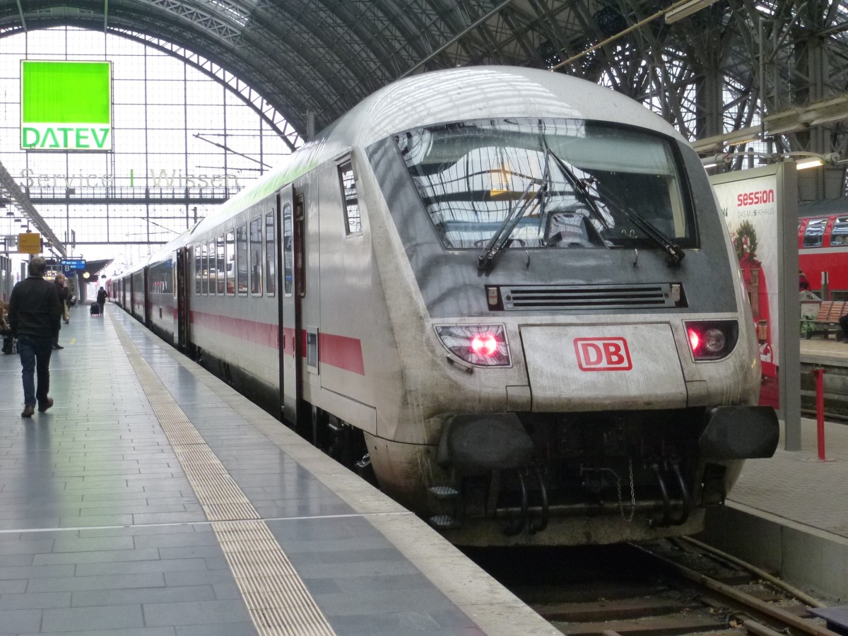 Ein InterCity steht hier am 03.01.2015 einstiegsbereit im Frankfurter