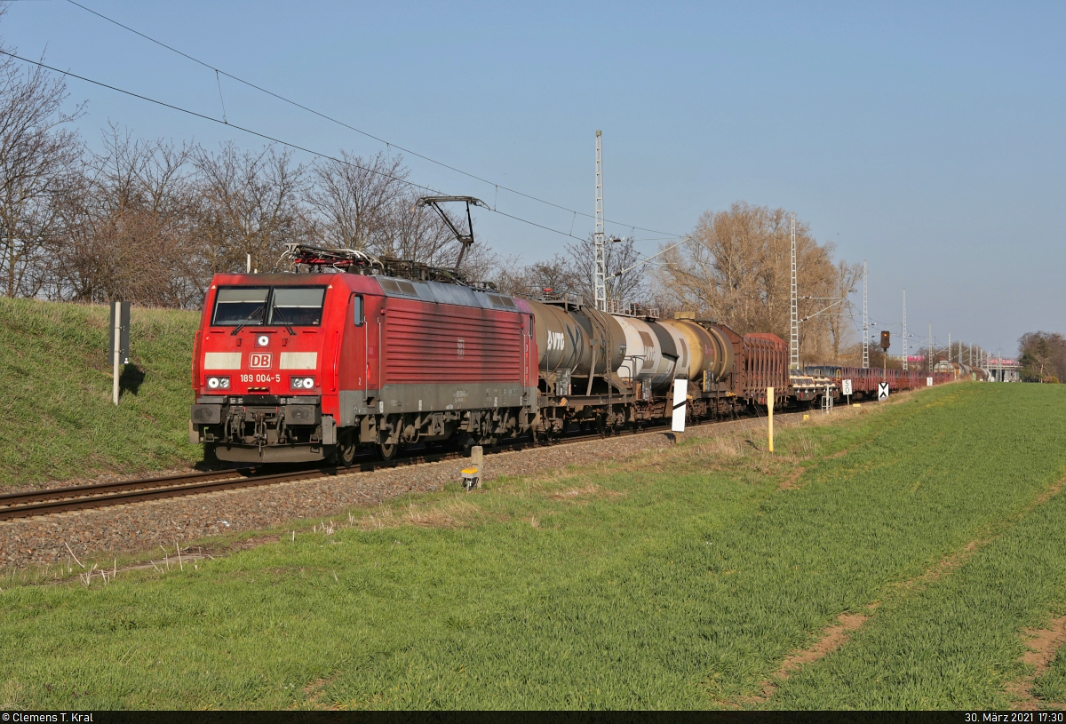 Ein interessant zusammengestellter gemischter Gz mit 189 004-5 (Siemens ES64F4) fährt in Halle (Saale), Zöberitzer Weg, Richtung ZBA Halle (Saale).

🧰 DB Cargo
🚩 Bahnstrecke Halle–Cottbus (KBS 219)
🕓 30.3.2021 | 17:30 Uhr