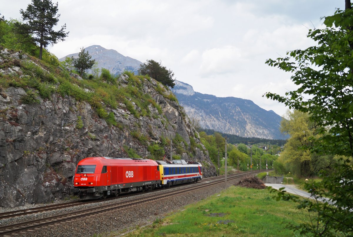 Ein interessantes Bild auf der Unterinntalbahn: Die Diesellok 2016 042 mit dem Namen  Rossi  war am 24.04.2020 mit einem elektrotechnischen Messwagen bei Jenbach in Richtung Innsbruck unterwegs. 