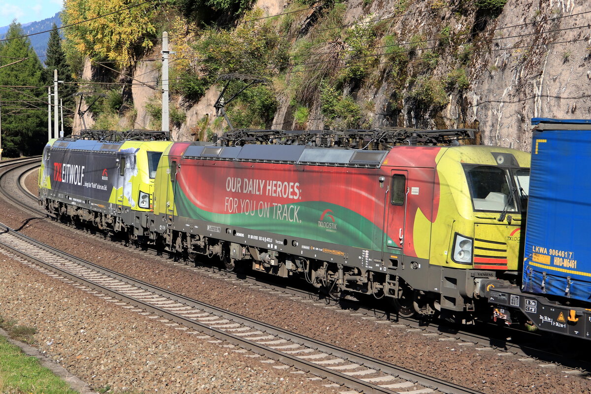 Ein interessantes Werbetandem in Form von TXL Logistik 193 554-3  TXLeitwolf  & 193 557-6  Our daily Heros  bespannten einen talwärts fahrenden KLV Zug Richtung Deutschland. Aufgenommen bei Gries am Brenner am 09.10.2021