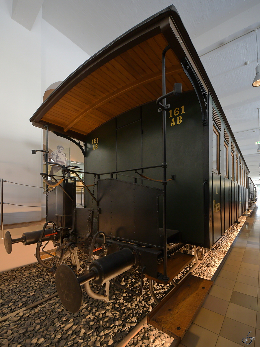 Ein Interkommunikationswagen, also ein Abteilwagen mit Mittelgang aus dem Jahr 1868. (Verkehrsmuseum Nürnberg, Mai 2017)