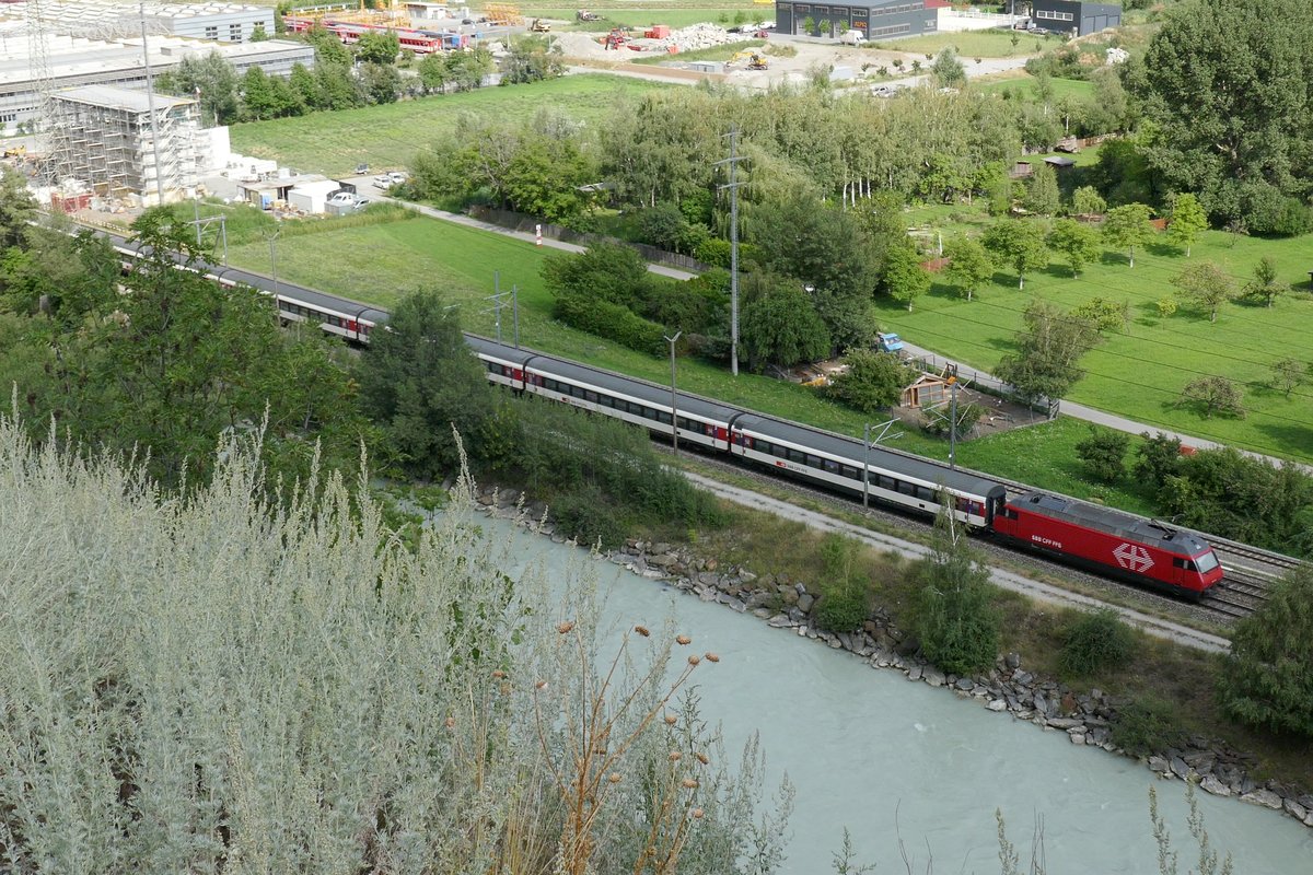 Ein IR 90 nach Brig, am 23.7.18 von der Südrampe aus kurz vor Brig aufgenommen.