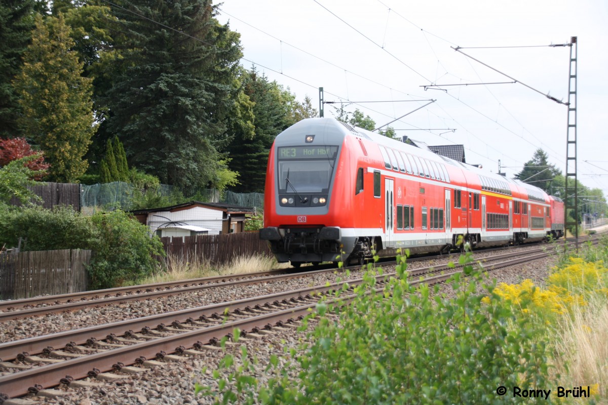 Ein IR auf dem Weg von Dresden nach Hof mit 143 038, in der Ortschaft Chemnitz-Grüna nach dem verlassen des Haltepunktes. 15.08.2015