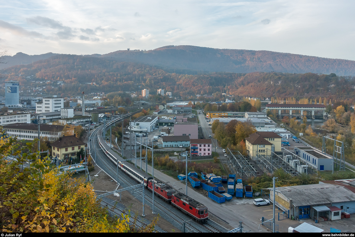 Ein IR Basel - St. Gallen durchfährt am 6. November 2018 mit zwei Re 4/4 II der ersten Serie bespannt die Verbindungskurve Olten.