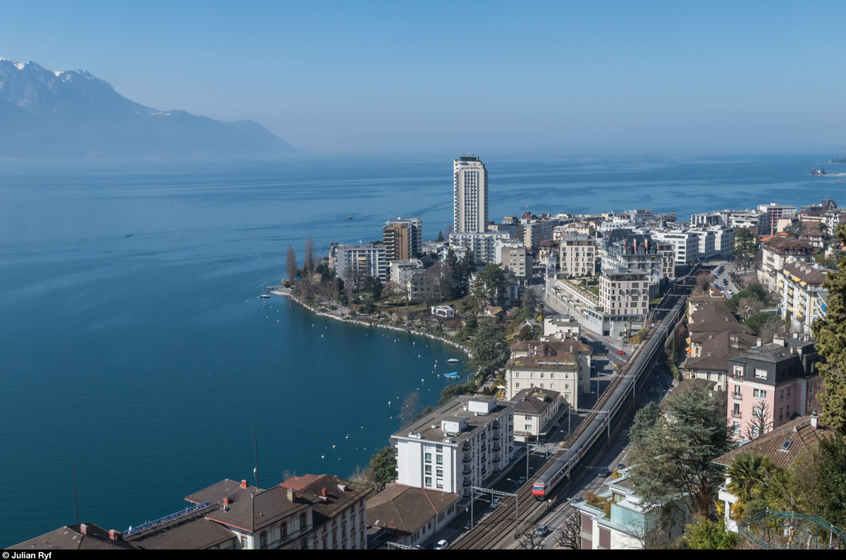 Ein IR Genève Aéroport - Brig durchquert am 19. März 2016 die Stadt Montreux.