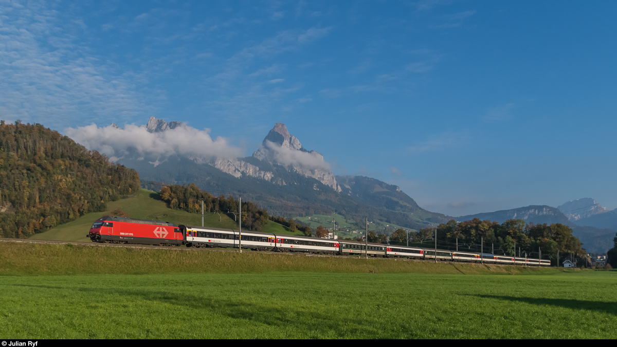 Ein IR mit Re 460 fährt am 22. Oktober 2016 zwischen Schwyz und Steinen in Richtung Zürich HB.