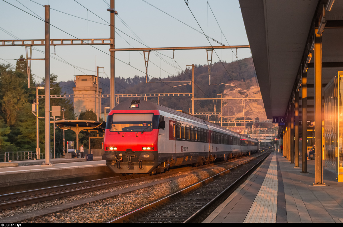Ein IR nach Bern steht in den letzten Sonnenstrahlen des 24. September 2016 in Burgdorf zur Abfahrt bereit.