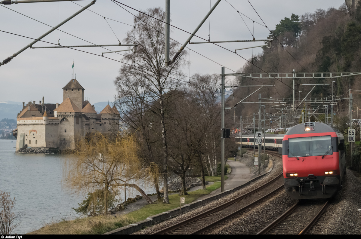 Ein IR nach Brig passiert am 17. Februar 2016 das Château du Chillon.