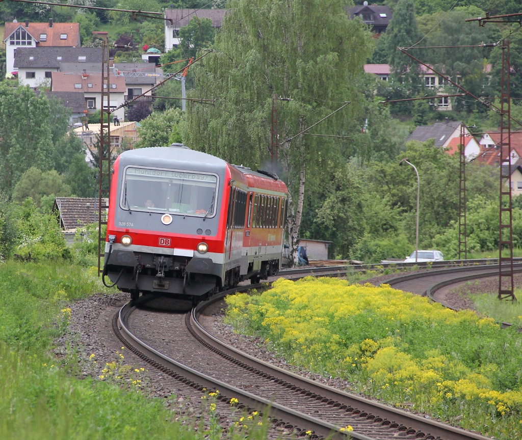 Ein Irrl�ufer auf der Maintal-Bahn? 628/928 574 vom Drei-L�wen-Takt mit dem Fahrtziel M�hldorf (Oberbayern) in Fahrtrichtung Norden. Aufgenommen am 23.05.2013 in Wernfeld.