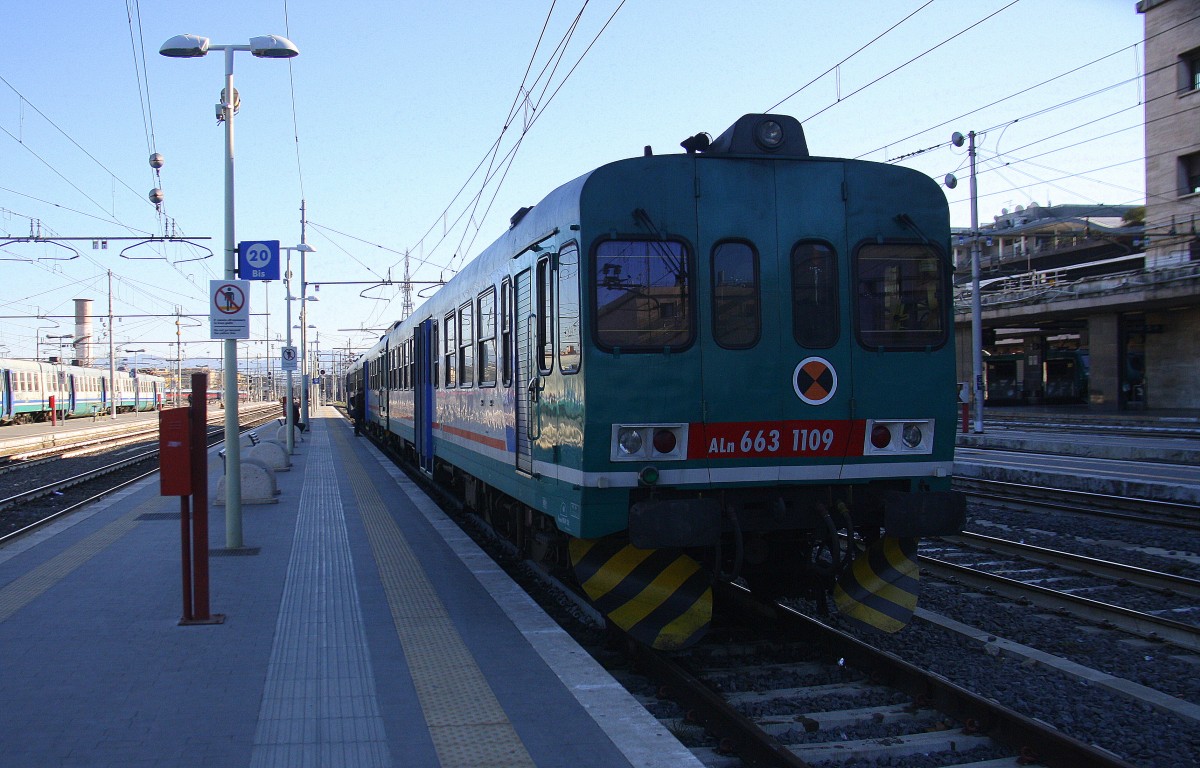 Ein italienischer Dieseltriebwagen und fährt in  Rom-Termini(I) ein bei schönem Sonnenschein am Nachmittag vom 29.12.2014.