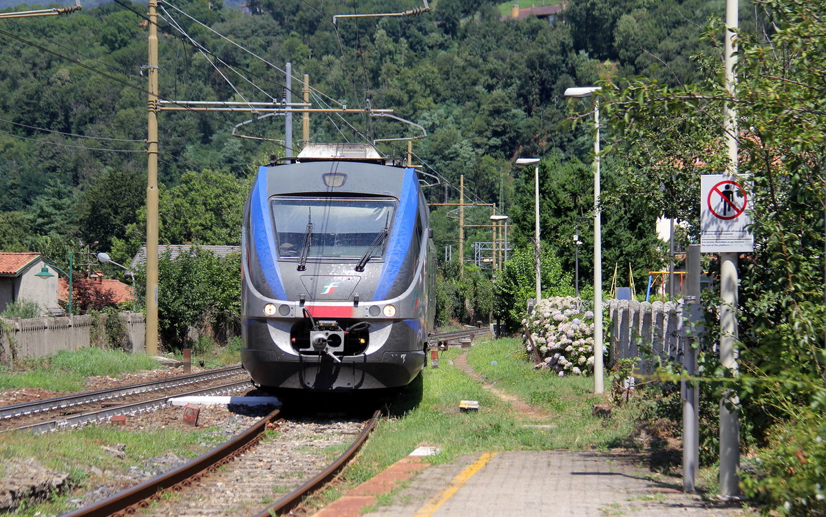 Ein italienischer Regionalzug aus Domodossola(I) nach Novara(I) und kommt aus Richtung Domodossola(I) und fährt Orta-Miasino(I) ein und hält in Orta-Miasino(I) und fährt in Richtung Novara(I). Aufgenommen von Bahnsteig in Orta-Miasino(I). Bei Sommerwetter am Mittag vom 30.7.2019.