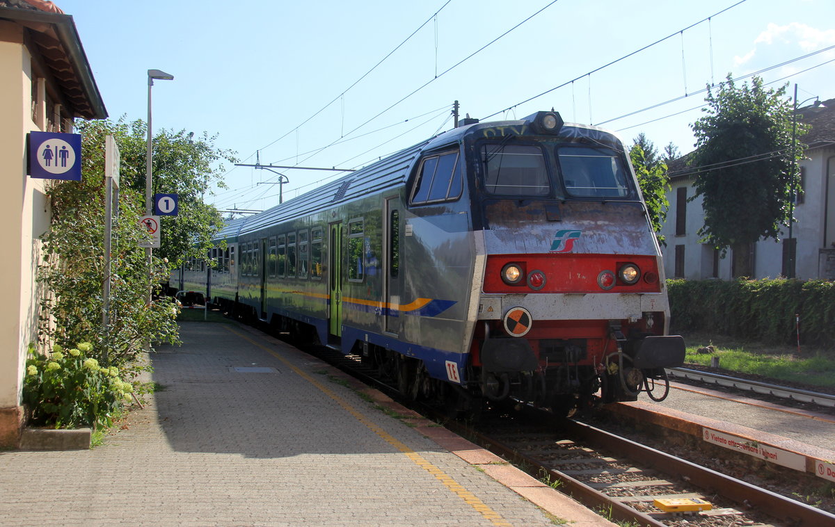 Ein italienischer Regionalzug aus Novara(I) nach Domodossola(I) und fährt in Orta-Miasino(I) ein und hält in Orta-Miasino(I) und fährt in Richtung Domodossola(I).
Aufgenommen von Bahnsteig in Orta-Miasino(I).
Bei Sommerwetter am Mittag vom 30.7.2019. 