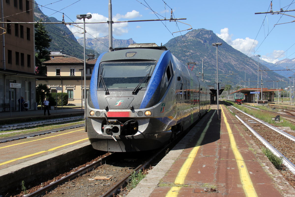 Ein italienischer Regionalzug steht im Bahnhof von Domodossola(I).
Aufgenommen von Bahnsteig in Domodossola(I). 
Bei Sommerwetter am Nachmittag vom 29.7.2019. 