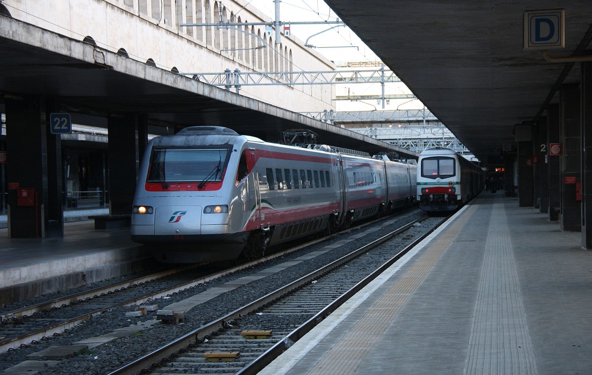 Ein italienischer Schnellzug  von Roma-Termini(I) nach Genova-Piazza-Principe(I).
Steht in Roma-Termini(I) bei schönem Sonnenschein am Nachmittag vom 29.12.2014.