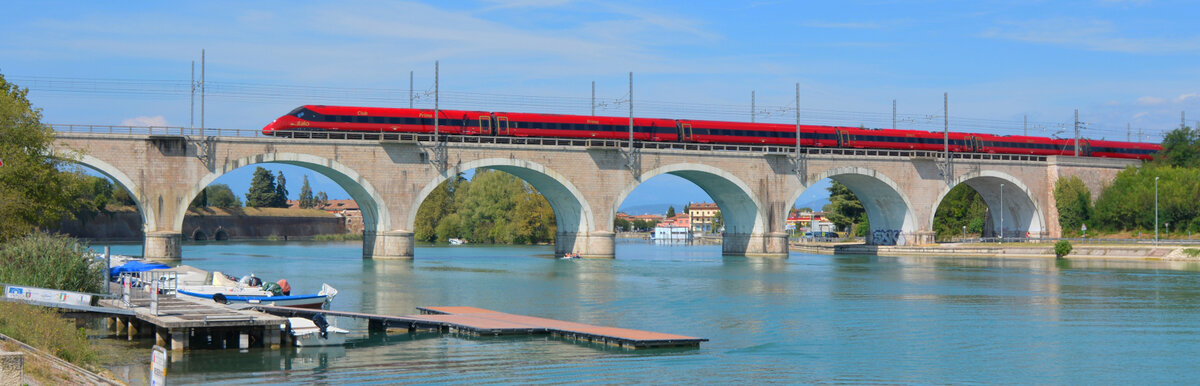 Ein  Italo  von NTV (Nuovo Trasporto Viaggiatori) beschleunigt auf der Brücke in Peschiera del Garda in Richtung Brescia. 03.09.2021