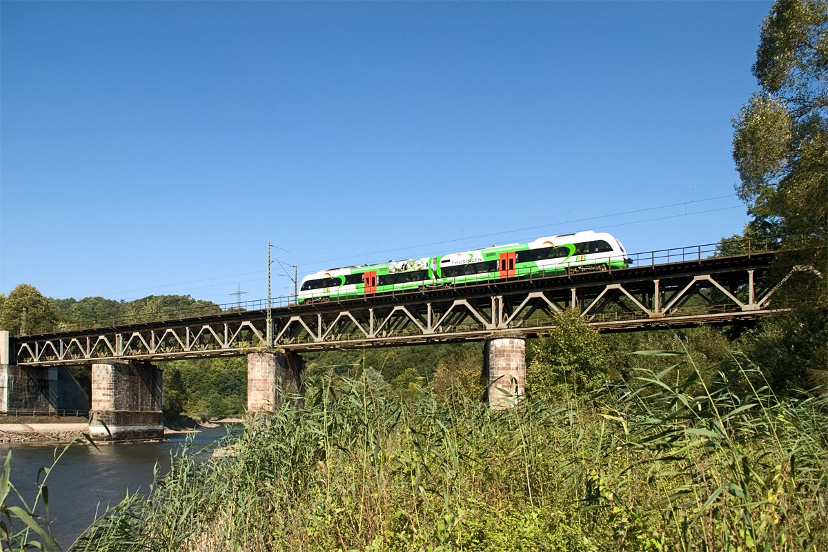 Ein Itino der Erfurter Bahn befährt am 02.10.2013 die Werrabrücke bei Hannoversch Münden in Richtung Witzenhausen.