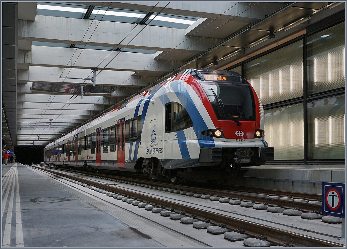 Ein Jahr Léman Express. Das erste Jahr des Léman Express war von verschiedenen Problemen gekennzeichnet welche den Betrieb behinderten oder zu Einschränkungen führte und wenn alles gut geht bis im April 2021 ausgeräumt werden, so dass dann ein stabiler Betrieb möglich sein wird. 
Im Bild der SBB LEX RABe 522 228 in Chêne Bourg auf Gleis 1 am Tag des Fahrplanwechsel und somit der Eröffnung des Léman Express. 

15. Dezember 2019