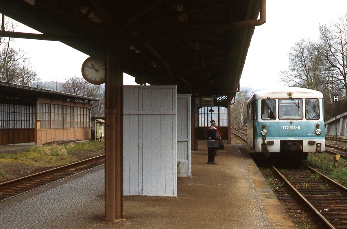 Ein Jahr vor der Stillegung wartet 772 103-6 im April 1997 im Bahnhof Wechselburg auf Fahrgäste nach Chemnitz. In Wechselburg bestand ein Anschluss an die Bahnstrecke Glauchau-Rochlitz-Wurzen, die 2002 stillgelegt wurde.