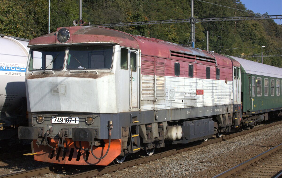 Ein in die Jahre gekommene Bardotka  zieht einen kurzen Sonderzug von Letohrad nach i Ústí nad Orlicí (deutsch Wildenschwert), dieser darf  sogar, obwohl er einen Güterzuggepäckwagen eingestellt hat, welcher  mit maximal 80 Km/h bewegt werden darf,
vor dem  R 886 Slovácký expres  15:24 Uhr  ab Ústí n.Orlicí losfahren und wird erst
 15:39  Uhr in  Choceň überholt.
der Express kam leicht verspätet in 
17:03 Praha-Libeň 17:10 Praha hl.n. an, aber der Anschluß nach Dresden wurde erreicht.