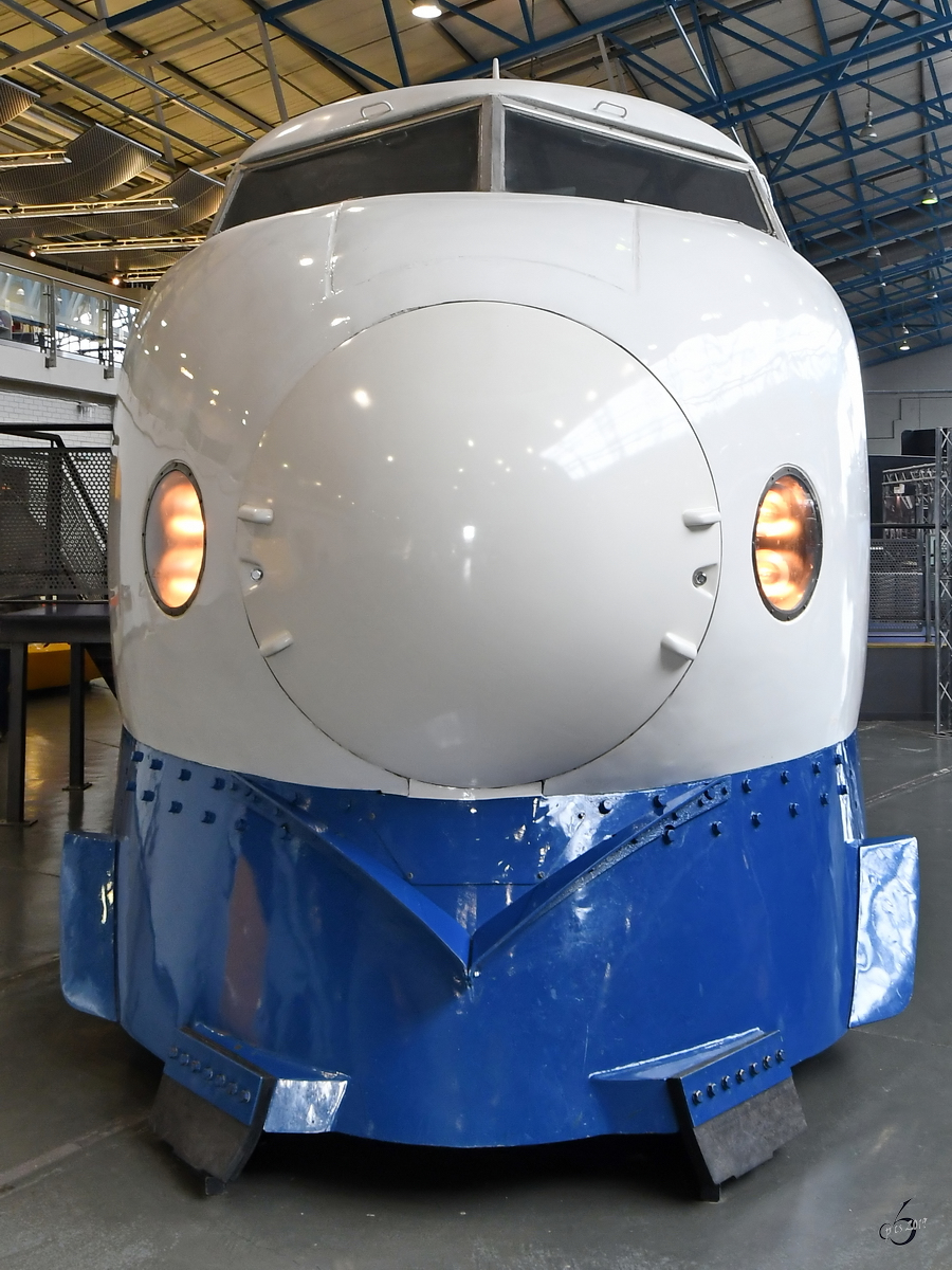 Ein japanischer Shinkansen der Baureihe 0 ist im National Railway Museum York ausgestellt. (Mai 2019)