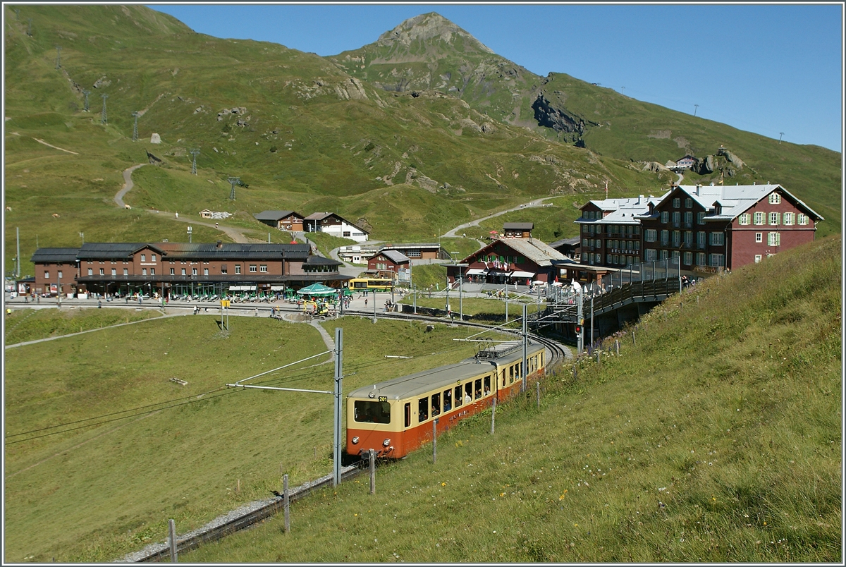 Ein JB Zug hat die Kleine Scheidegg verlassen und fährt nun Richtung Jungfraujoch.
21. Aug. 2013