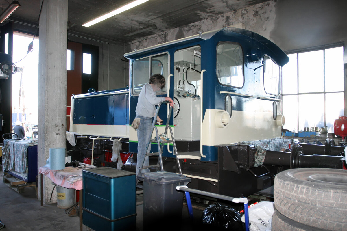 Ein junger Helfer am 09.02.2008 beim Lackieren der vereinseigenen 332 128 im Schuppen des Vereins  Historische Eisenbahn Mannheim  in Mannheim-Friedrichsfeld.