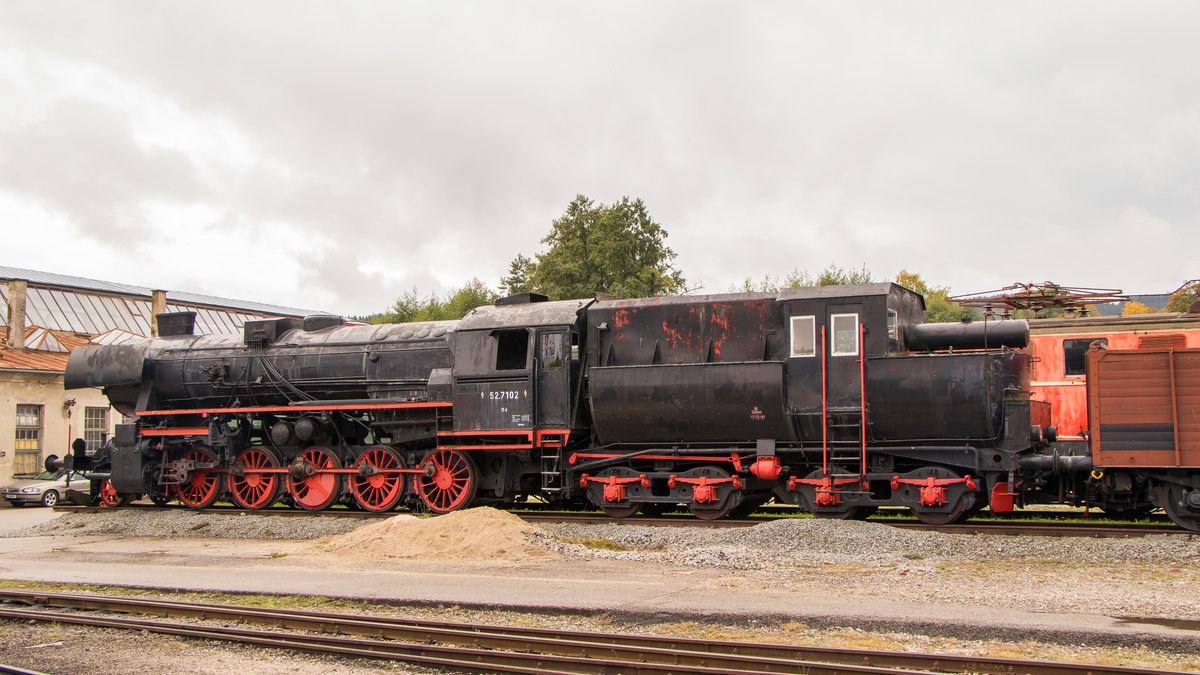 Ein Kabinentender ist dann doch eine interessante Sache. So gesehen am 7. Oktober 2018 im Eisenbahnmuseum Ampflwang. Ach ja, eine Lok hing auch noch dran, nämlich 52.7102! 