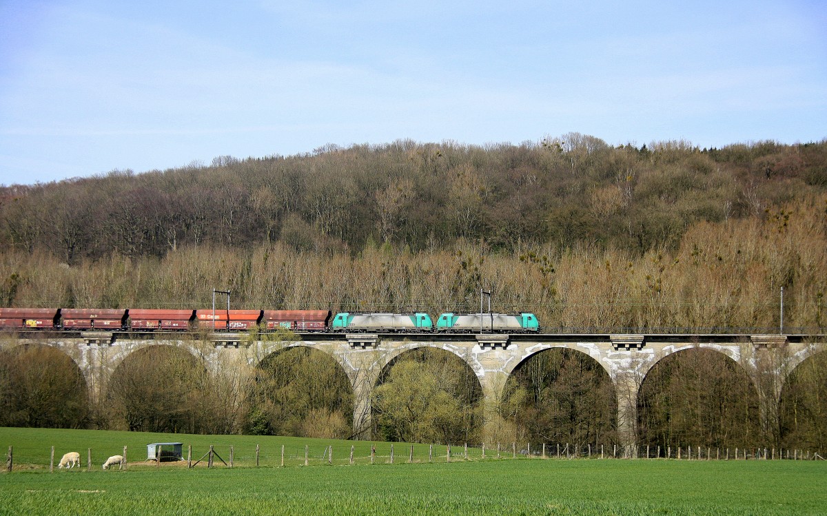 Ein Kalkzug fährt über das Viadukt von Remersdael(B) in Richtung Montzen,Aachen-West.
Aufgenommen in Remersdael bei schönem Sonnenschein am Nachmittag vom 12.4.2015.