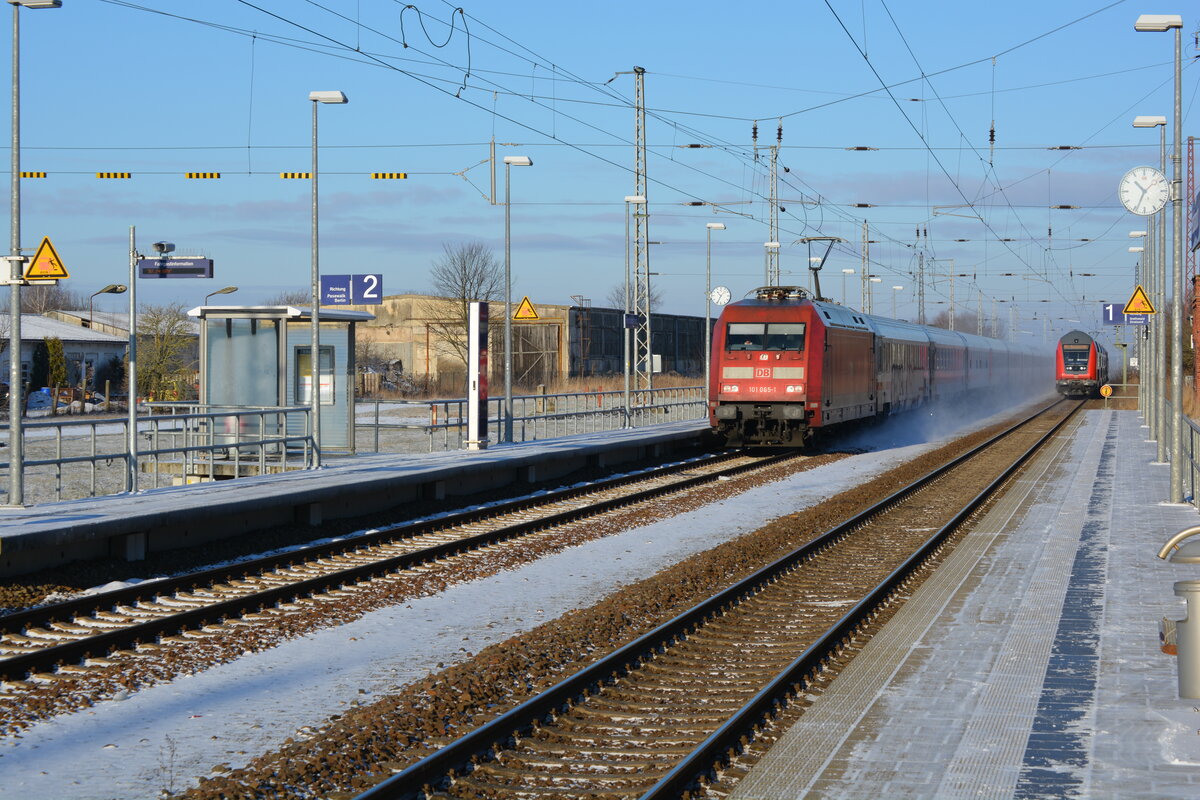 Ein kalter Vormittag in Ferdinandshof. 101 065 kam von Binz auf Rügen nach Berlin gefahren. Heute werden diese Fahrten mit ICE´s absolviert. 16.01.2016