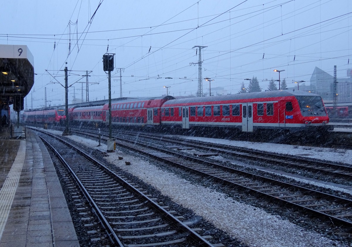 Ein Kamelzug steht am 27. Januar 2015 als RE aus München Hbf im Nürnberger Hbf.