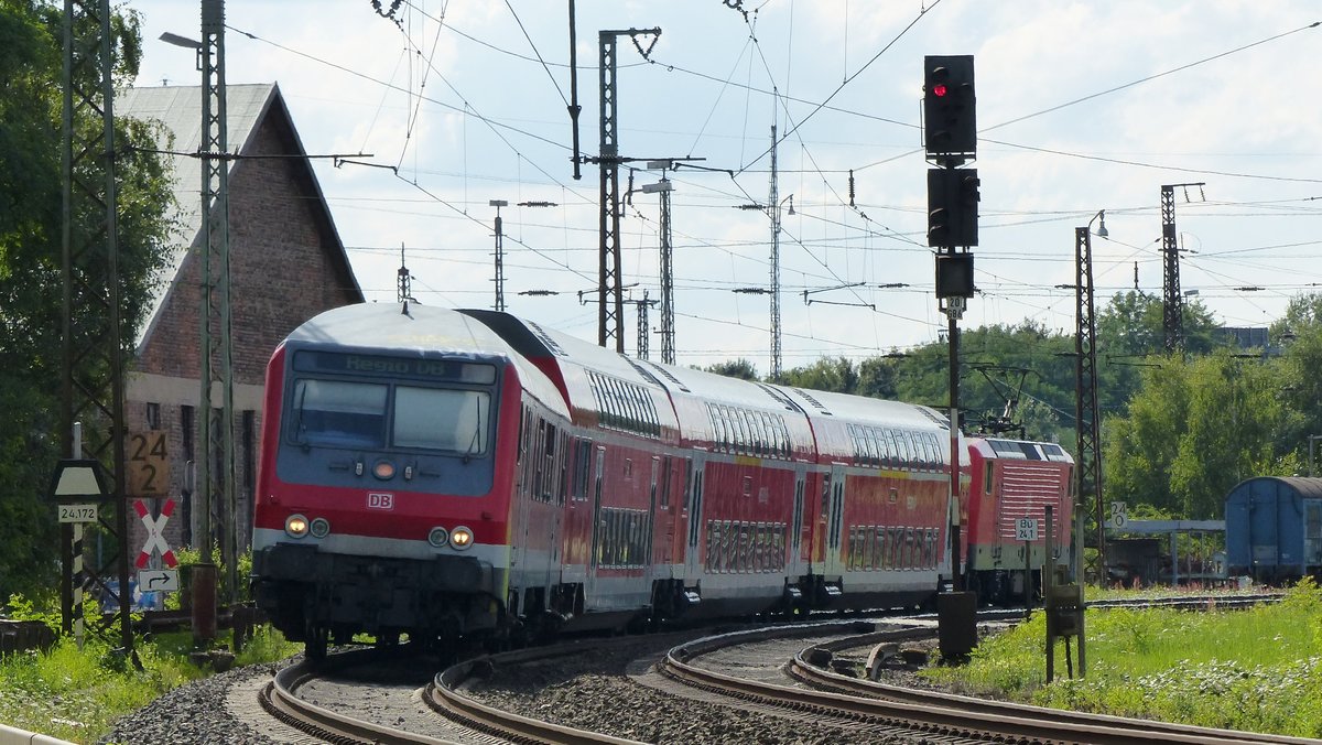 Ein Kamelzug, wie man ihn noch bis Ende 2017 auf RB51-Verstärkern antreffen konnte, fährt durch die Kurve bei der Hanauer Museumseisenbahn