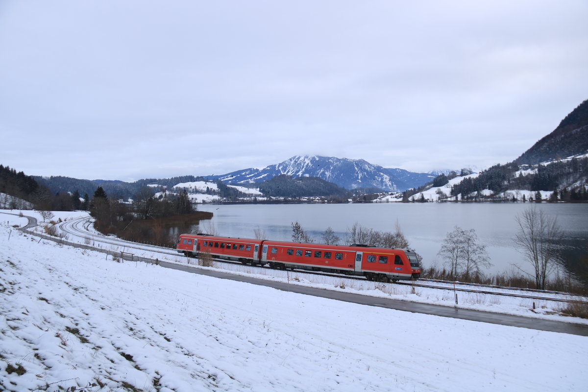 Ein Kemptener VT612am 12.12.2020 auf der Allgäubahn unterwegs in Richtung Lindau, vor wenigen Minuten hat er Immenstadt am Großen Alpsee verlassen und macht sich mit aktiver Neigetechnik auf den Weg nach Oberstaufen.