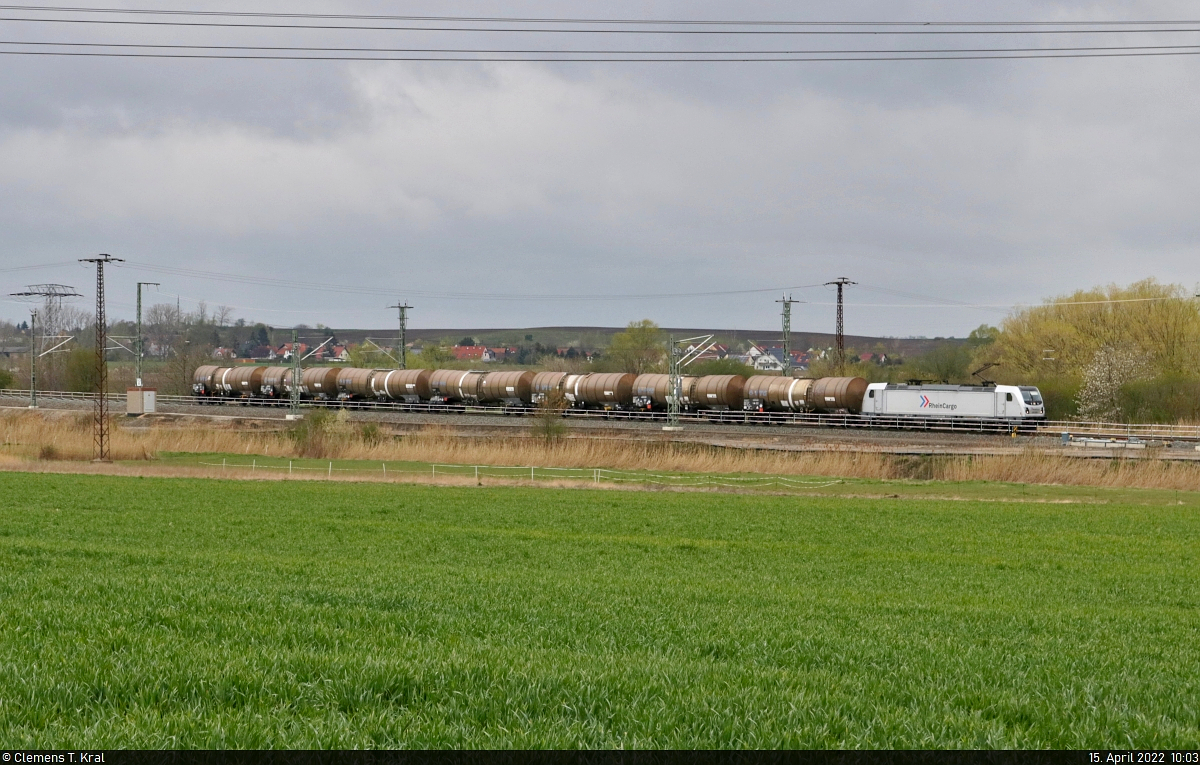 Ein Kessel Buntes I:
Mit nur sieben Kesselwagen fiel die Ladung von 187 078-1 zum Karfreitag überschaubar aus, als sie an den Feldern von Angersdorf Richtung Halle (Saale) vorbeizieht.

🧰 RheinCargo GmbH & Co. KG
🕓 15.4.2022 | 10:03 Uhr