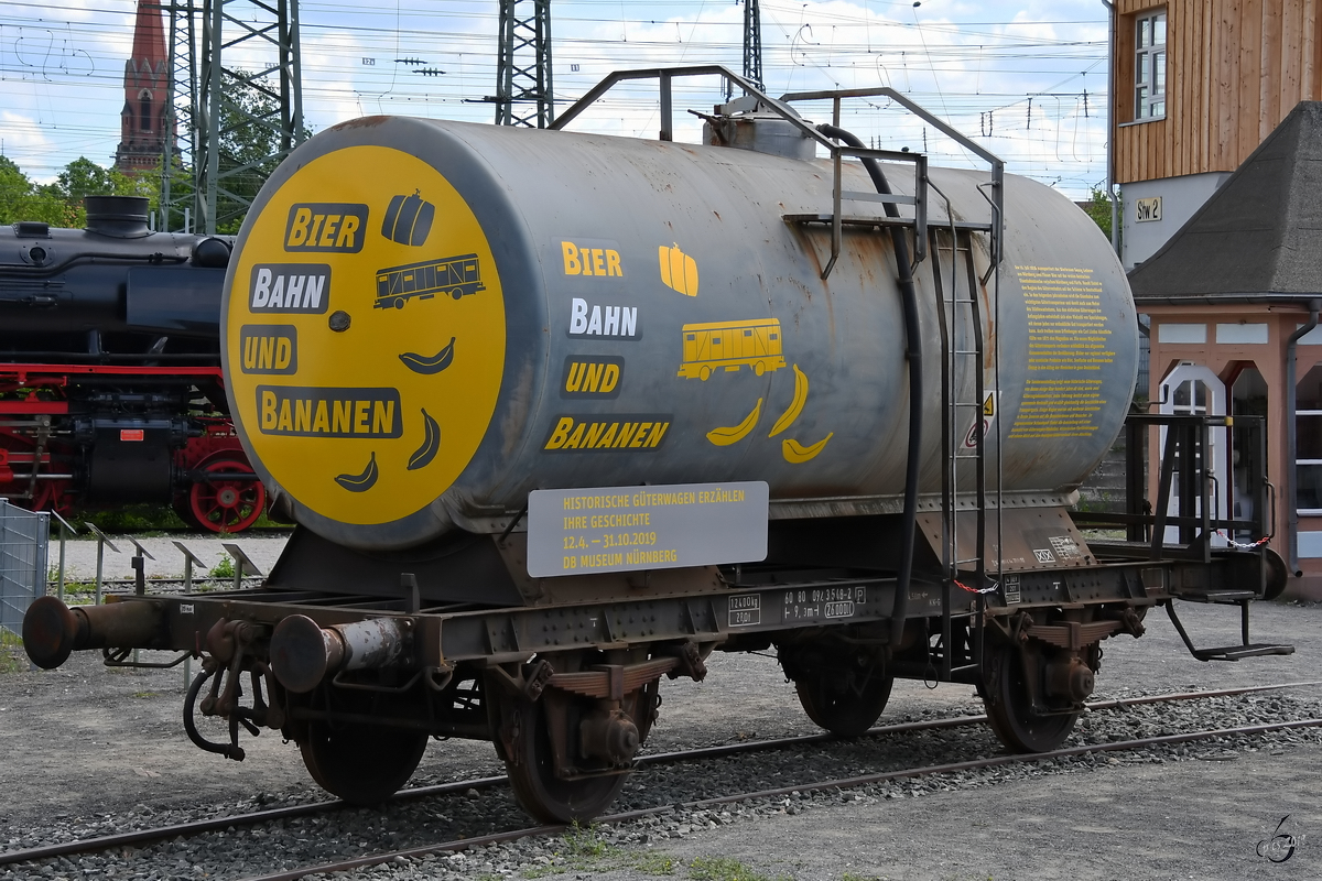 Ein Kesselwagen im DB-Museum Nürnberg weist auf die Sonderausstellung  Bier Bahn und Banananen  hin. (Juni 2019)