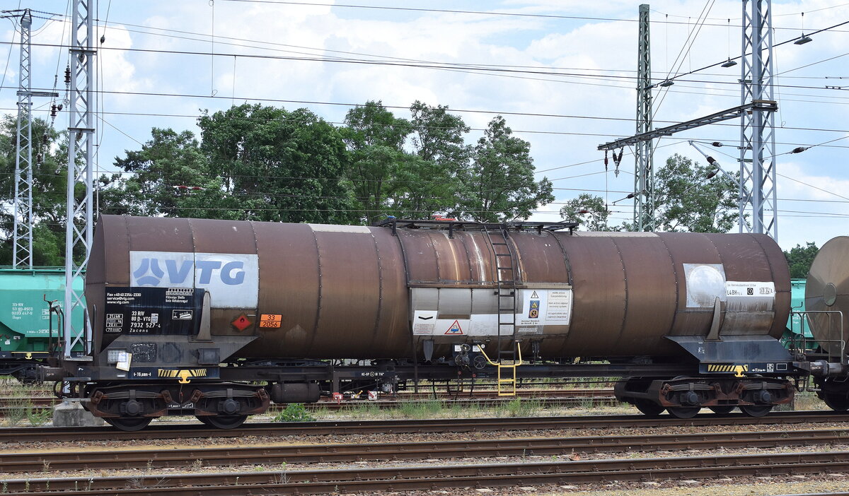 Ein Kesselwagen vom Einsteller VTG mit der Nr. 33 RIV 80 D-VTG 7932 527-4 Zacens, lt. UN-Nr.: 33/2056 für das Ladegut Tetrahydrofuran in einer Abstellgruppe am Bahnhof Ruhland am 15.06.23 